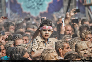 آیین گل مالی و عزاداری روز عاشورا در خرم آباد