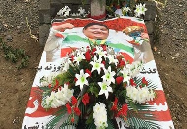 دیدار دوستان سیامند از خانواده سیامند/ پاراوزنه برداران بر مزار ابرقهرمان+عکس
