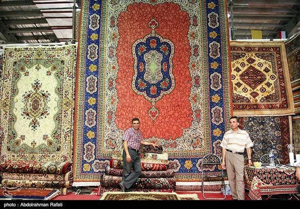 فرش دستباف قم چشم انتظار تدابیری برای ورود به بازارهای خارجی ۴۰ هزار بافنده قمی هنر اصیل ایرانی را به تاروپود فرش دستباف گره می‌زنند