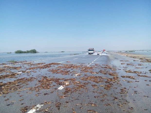 جاده اهواز - آبادان همچنان به دلیل سیلاب مسدود است