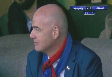 شال آبی و قرمز روی دوش اینفانتینو/ عکس 
