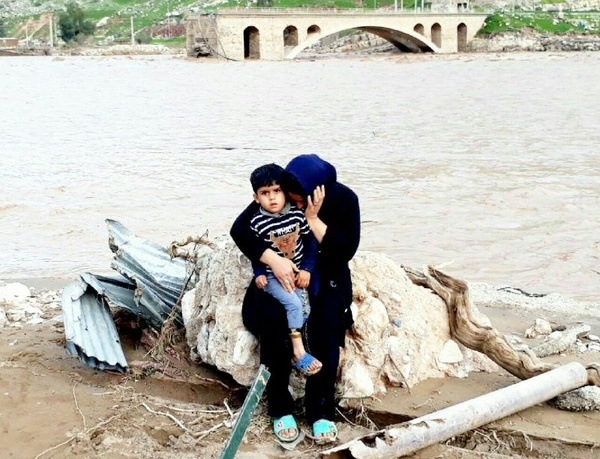 ستاد اجرایی فرمان حضرت امام(ره) در کنار سیل‌زدگان خوزستان