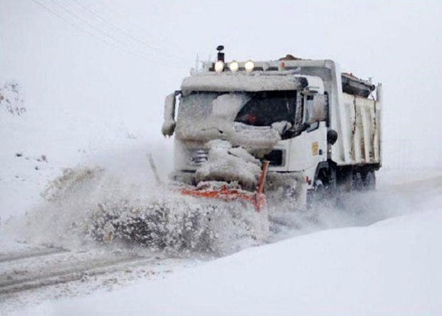 برف راه ارتباطی 60 روستای شیروان را قطع کرد
