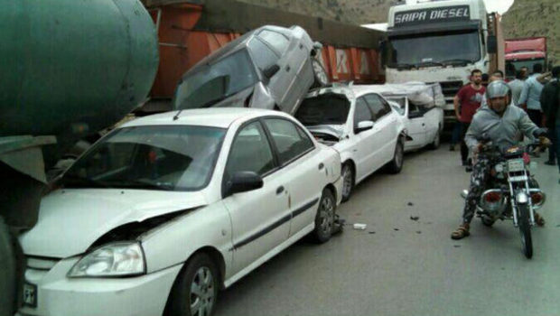 تصادف زنجیره در جاده شیراز به اصفهان