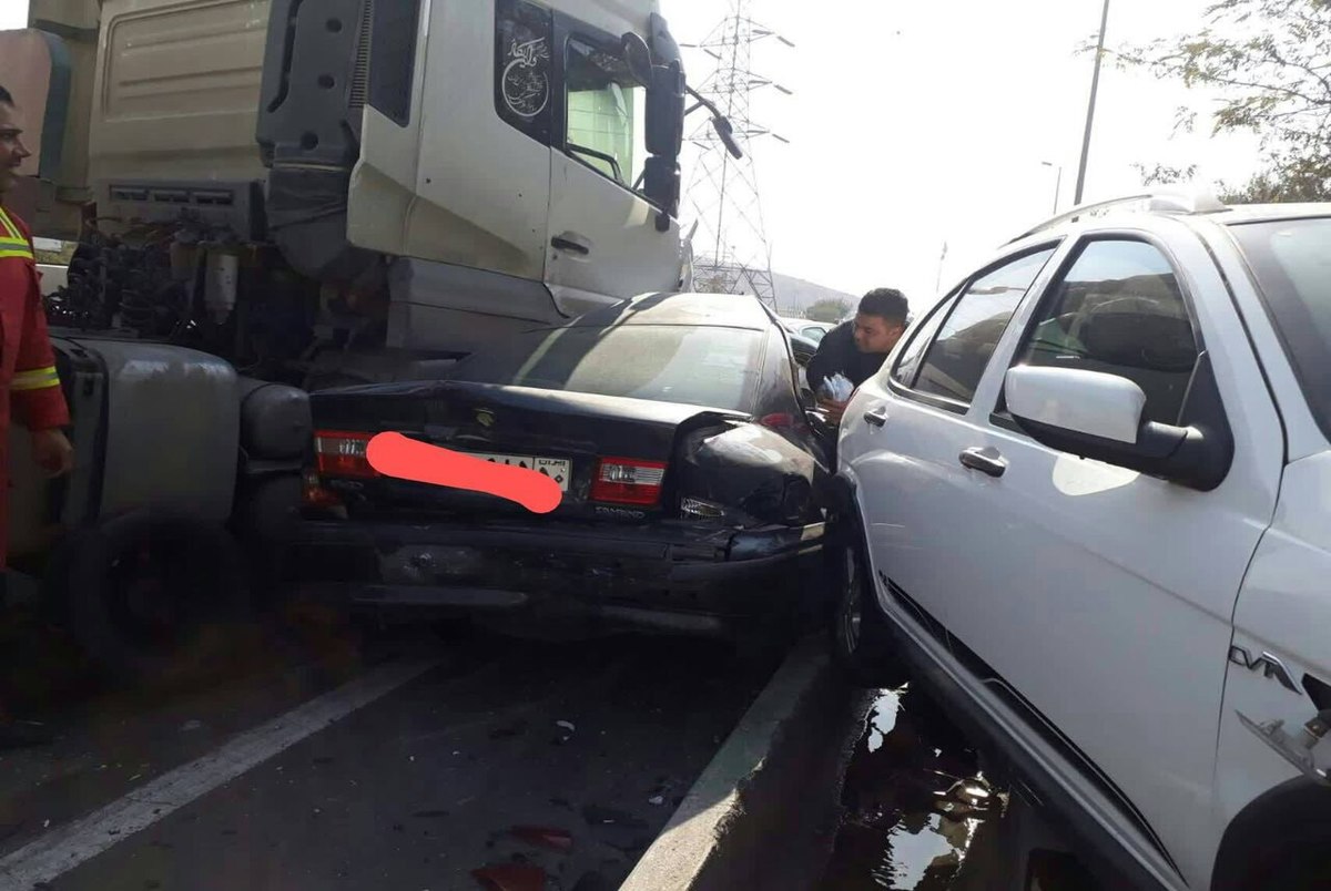 تصادف زنجیره‌ای 13 خودرو در شرق تهران + عکس