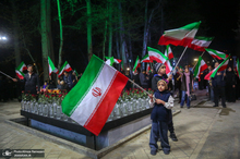 ادای احترام هنرمندان به یادمان شهدای میناب در باغ فردوس 