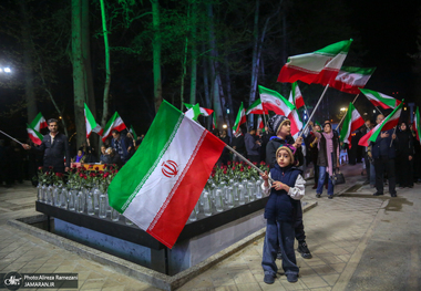 ادای احترام هنرمندان به یادمان شهدای میناب در باغ فردوس 