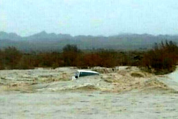 تخریب کامل پل روستای پران پرویز در پی سیل پلدختر   آمد وشد مردم روستای ابراهیم آباد  با بند از رودخانه کشکان   هزینه گذر از  رودخانه قطع سر انگشتان دست است