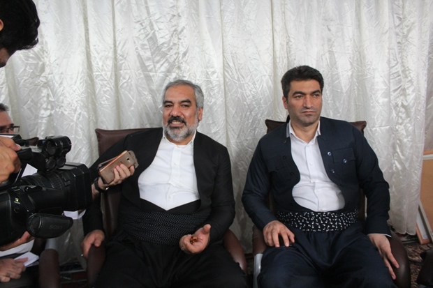 پوشیدن لباس کردی در ادارات استان کردستان منعی ندارد