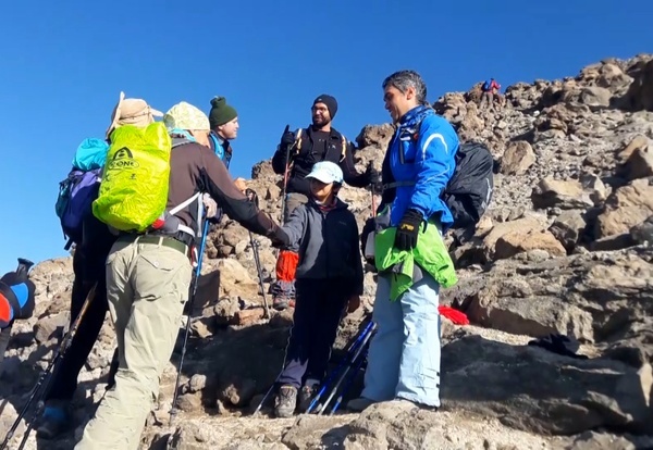 صعود کودک ۸ ساله به قله دماوند
