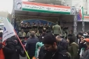 اجرای سرود انقلابی در مسیر راهپیمایی چهلمین سالگرد انقلاب اسلامی
