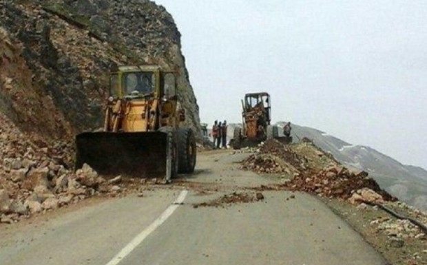 سیلاب مسیر ارتباطی 30 روستای عنبرآباد را مسدود کرد