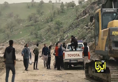 انتقال کمک‌های مردمی به روستاهای سیل زده لرستان با پای پیاده
