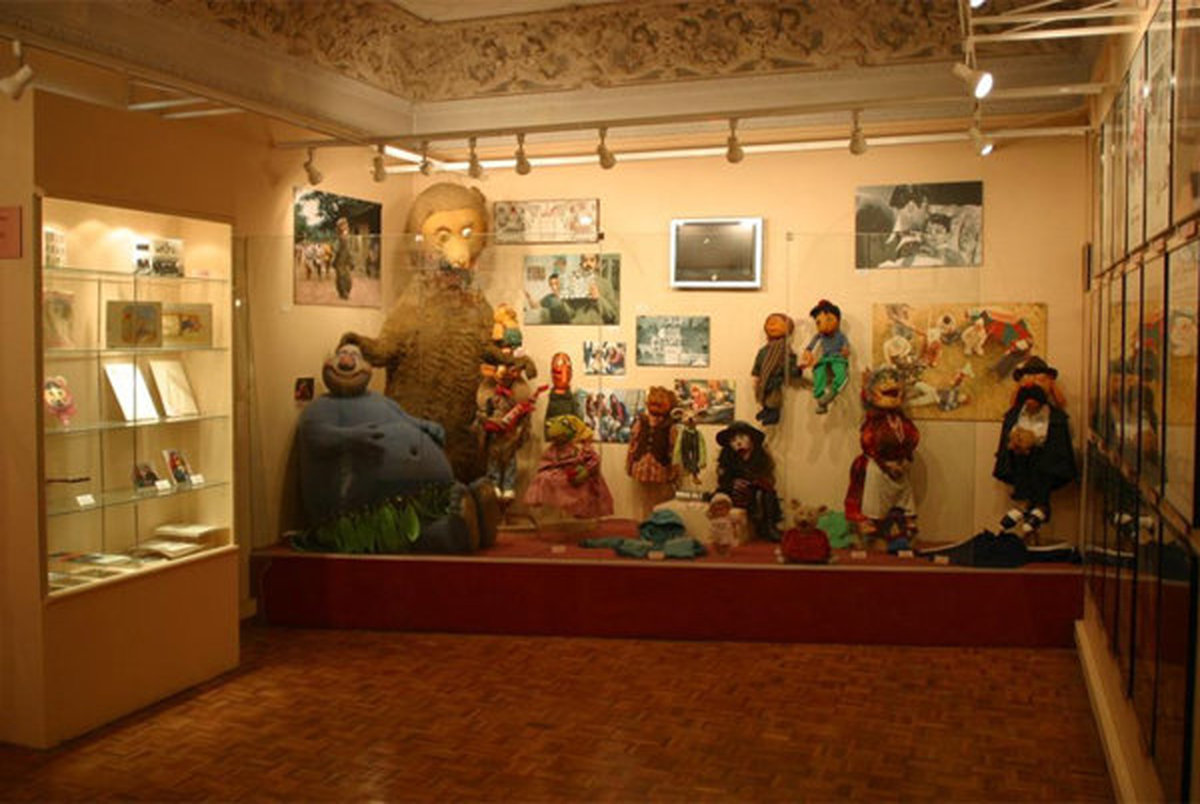 عروسک های اصلی کلاه قرمزی و پسرخاله در نمایشگاه عروسک در گذر زمان 