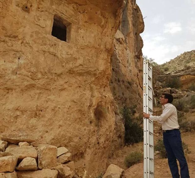 مستندسازی ثبت دخمه رحمت ارسنجان در فهرست آثار ملی آغاز شد