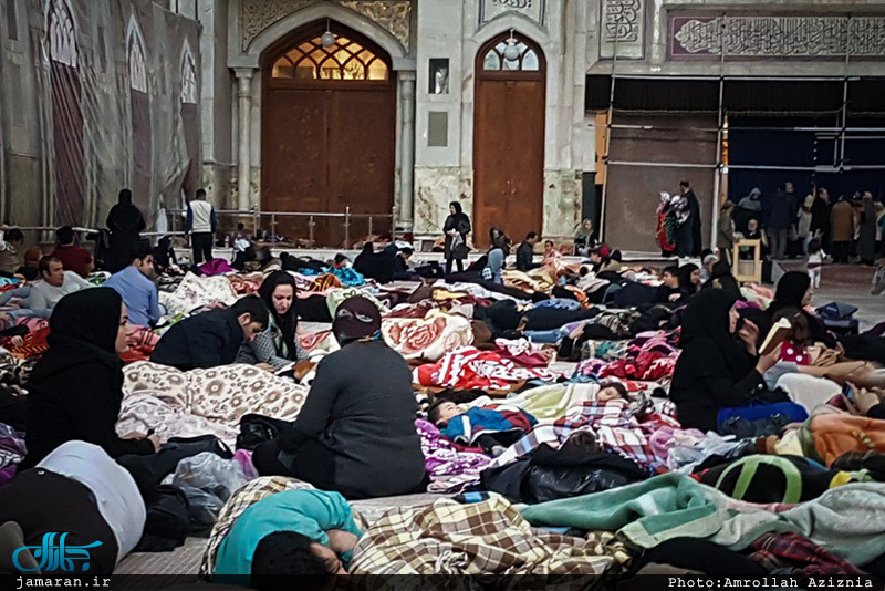 برخی از مردم تهران شب یلدا را در پی زلزله در کنار حرم امام(س) گذراندند