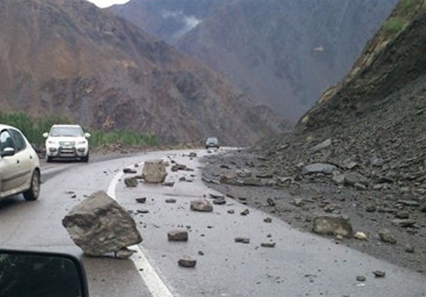 مسافران مراقب ریزش کوه در جاده های خراسان شمالی باشند
