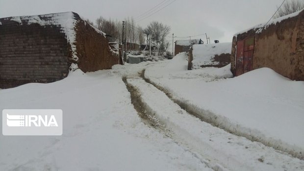برف بهاری راه دسترسی پنج روستای تکاب را مسدود کرد
