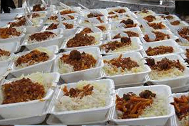 توزیع غذای گرم در بین سیلزدگان با کمک مردم معلم کلایه