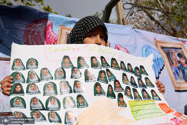 تصاویر کودکان ایرانی در دست معترضان انگلیسی مقابل پایگاه فیرفورد