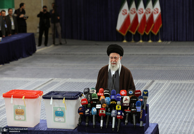 رهبر انقلاب: توصیه می‌کنم مردم در اولین ساعات ممکن رای خود را در صندوق‌ها بیندازند/ دوستان را خوشحال کنید و بدخواهان را ناامید