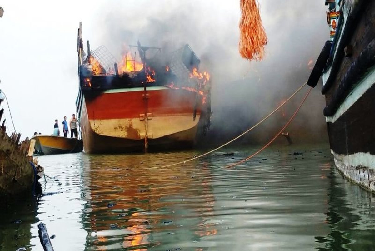 کشته شدن 2 نفر در اثر آتش سوزی در لنج ماهیگیری + عکس