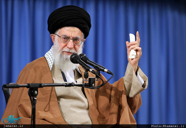 هشدار رهبر معظم انقلاب: کسانی که دیروز همه‌ امکانات کشور در اختیار آن‌ها بود و هست، حق ندارند نقش اپوزیسیون بازی کنند