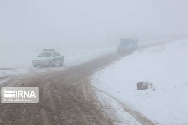 بارش برف ۲ محور ارتباطی استان سمنان به شمال کشور را  مسدود کرد