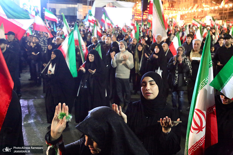 اجتماع مردمى در ميدان انقلاب