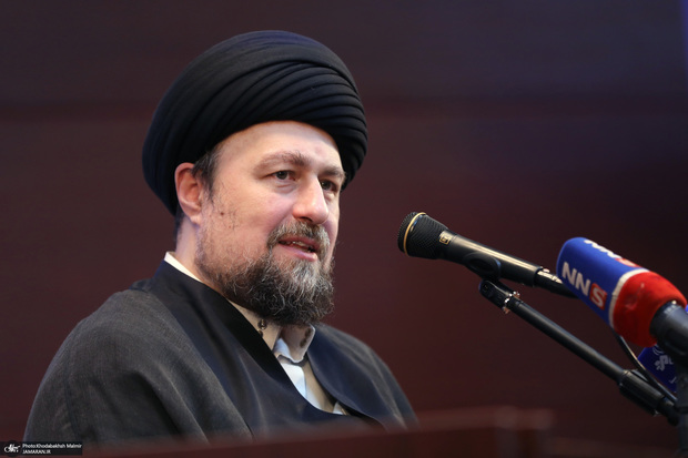 انتقاد سید حسن خمینی از فیلترینگ و ممیزی سخت‌گیرانه بر کتاب‌ها/ امروز داشتن ۲ یا ۳ مدرک دکترا مد شده، اما اندازه لیسانسه هم سواد ندارند! بعضی ها در «کتاب‌سازی» مهارت دارند؛ کسی برای نام سال، در روز ۲۱ فروردین کتاب نوشت!