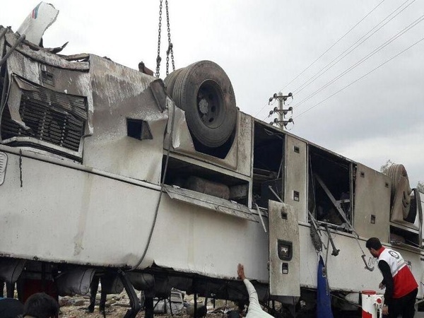 مصدومیت 16 دانش‌آموز در واژگونی اتوبوسی در خوزستان