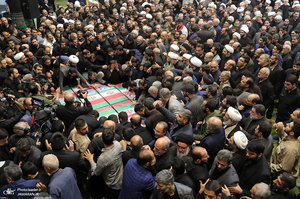 اقامه نماز رهبر معظم انقلاب بر پیکر رئیس جمهوری و یارانش