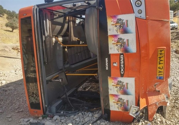 واژگونی اتوبوس شیراز در محور همدان ۲ کشته و ۲ مصدوم بر جای گذاشت