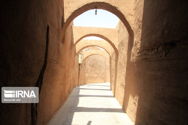 تاثیر معماری بم و یزد در احیای بناهای خشتی ناحیه مرکزی ایران
