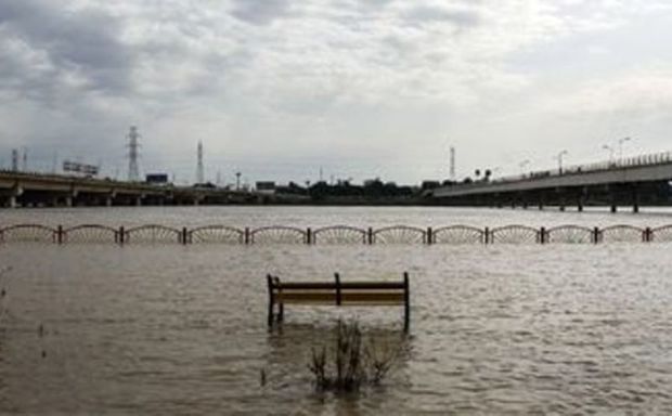 سیلاب جاده ها و پارک های حاشیه کارون در اهواز را فرا می گیرد