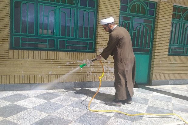 روحانیان آستارا در عملیات ضدعفونی شهر مشارکت کردند