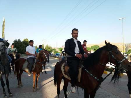 ورزشکاران کردستان سوار بر اسب کُردی از وزیر ورزش استقبال کردند