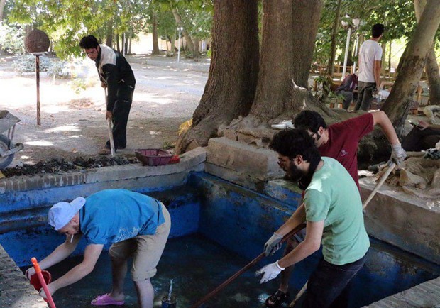 پاکسازی محوطه دو اثر جهانی شهرستان مهریز توسط داوطلبان داخلی و خارجی