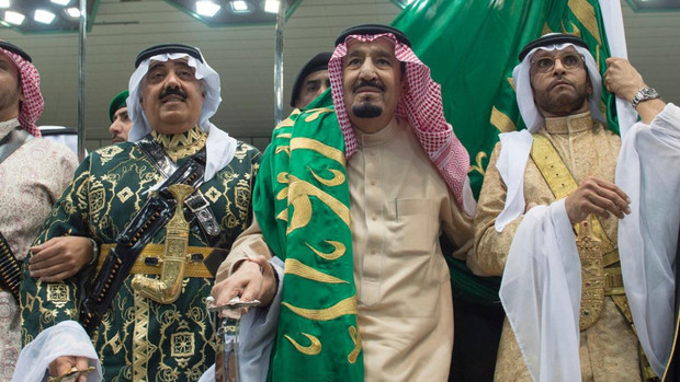 عکس/ رقص شمشیر پادشاه عربستان