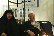 عکسی دیده نشده از آخرین جشن تولد آیت‌الله هاشمی(ره) در کنار همسرش
