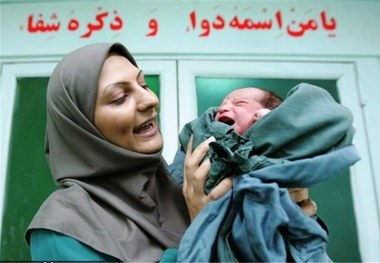 ماما، فرشته ای مهربان که هدیه خداوند را نوازش می کند