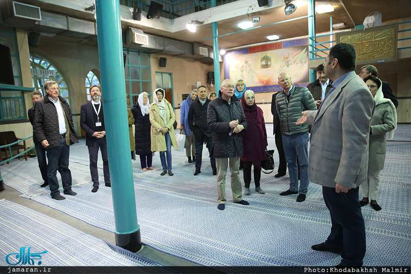 بازدید گردشگران آلمانی و اتریشی از بیت امام خمینی (س) در جماران 