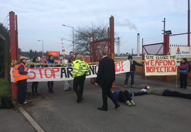 تجمع مقابل کارخانه اسلحه سازی انگلیس+ تصاویر

