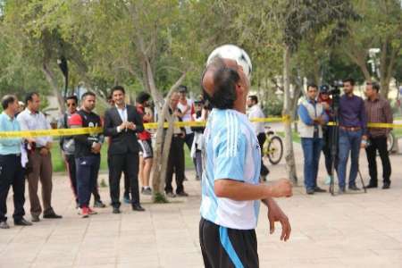 ورزشکار ایرانی رکورد بیشترین ضربه به توپ با شانه را در گینس ثبت کرد