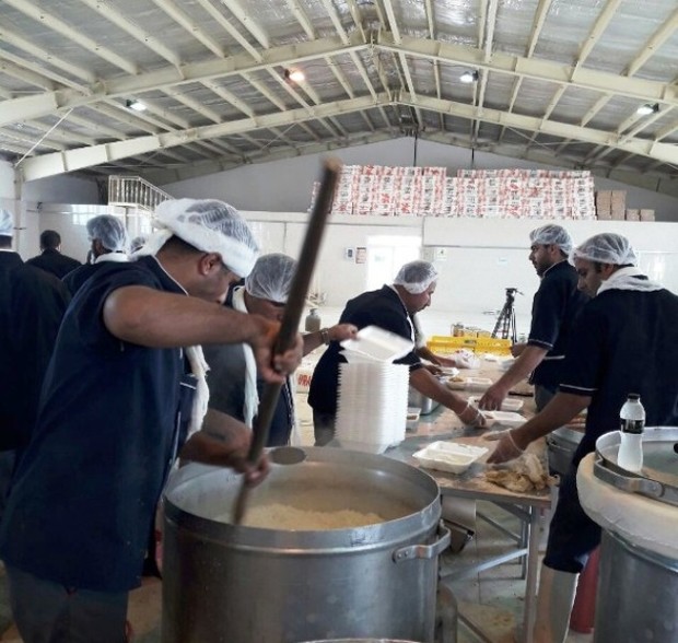 قرارگاه خاتم روزانه 10 هزار وعده غذا میان زائران توزیع می کند