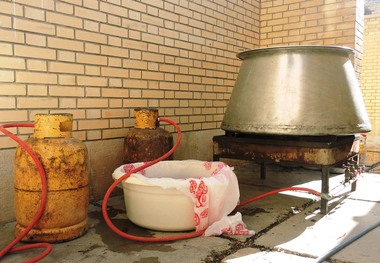 دختر 3 ساله‌ای که در دیگ نذری افتاده بود، فوت کرد
