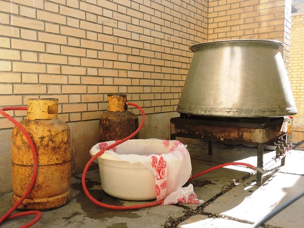 دختر 3 ساله‌ای که در دیگ نذری افتاده بود، فوت کرد
