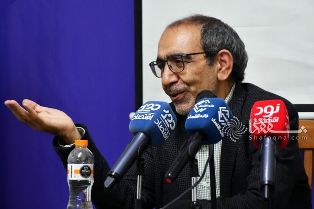 عباس شاکری: فرشاد مومنی معلم توسعه اقتصادی است/ با اقتصاد مقوایی و علوم اجتماعی پریشان به توسعه نمی‌رسیم/توسعه نیازمند تحول ذهنی و پرهیز از نگاه‌های سطحی است