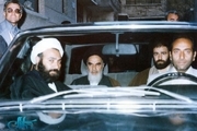 عکسی تاریخی از امام خمینی و مرحوم آیت‌الله حسن صانعی در راه عزیمت به قم