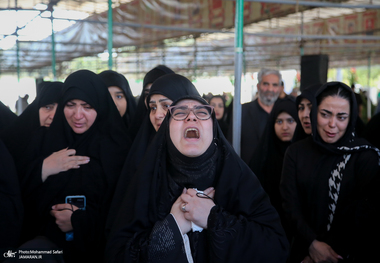 تشییع پیکر مطهر خانواده 5 نفری جنگ رمضان در بهشت زهرا (س)